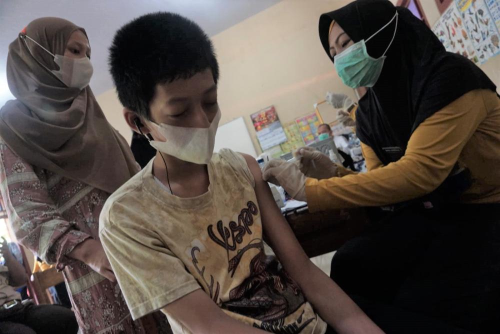 VAKSINASI SISWA SLB DI BATANG