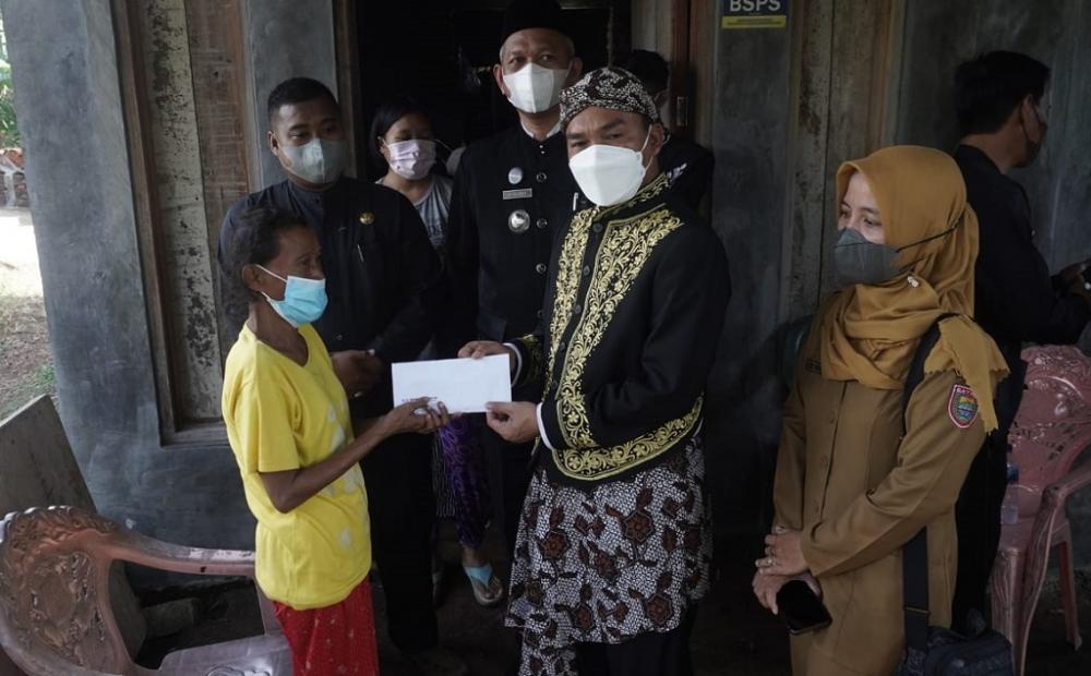 Kunjungi Warga Penyakit Kanker Ovarium