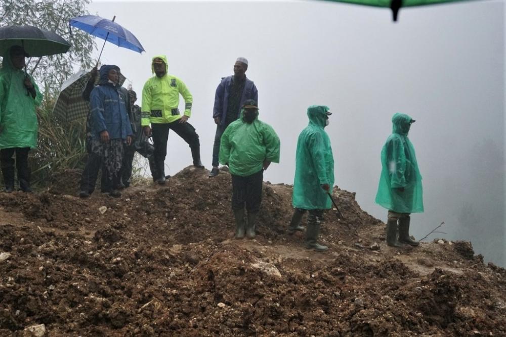 TINJAU TANAH LONGSOR di DESA PRANTEN