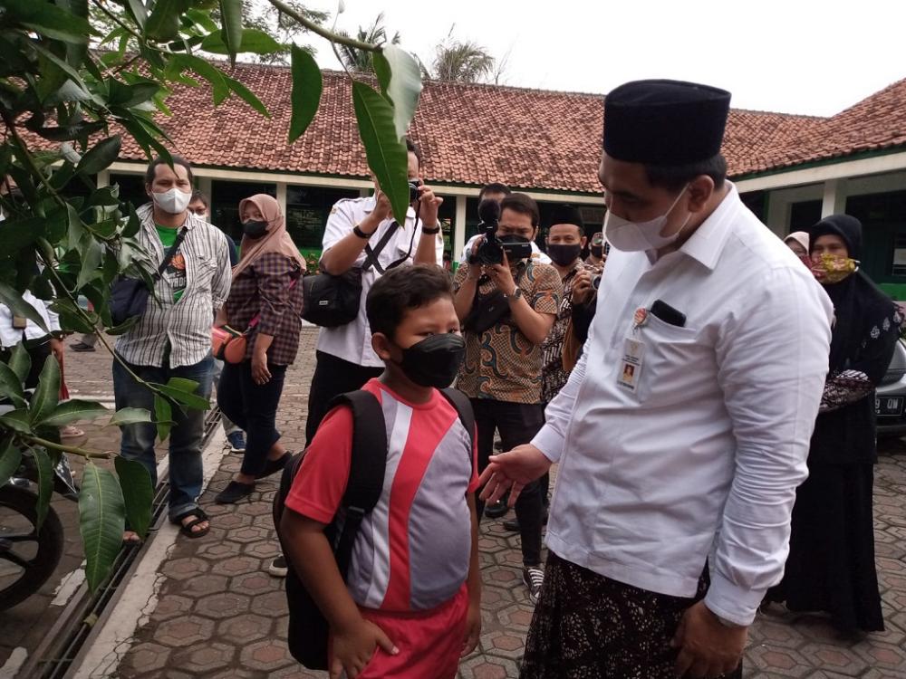 TINJAU VAKSINASI ANAK 