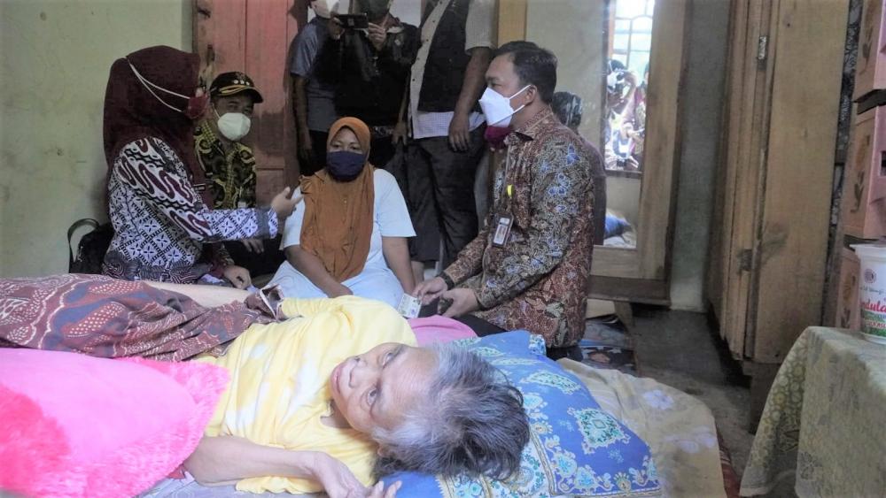 10 Tahun Lumpuh, Bupati Batang Jenguk Warganya 