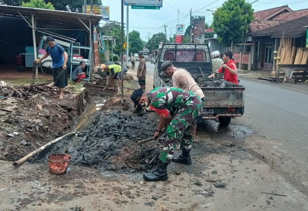 Antisipasi Banjir, Warga Bersihkan Selokan