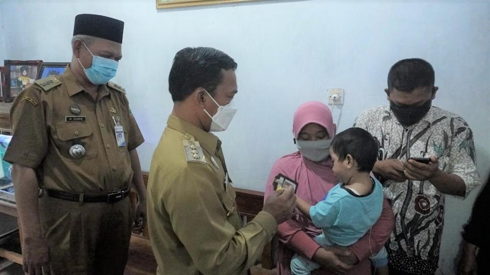 JENGUK  BALITA TERKENA PENYAKIT KELUMPUHAN OTAK