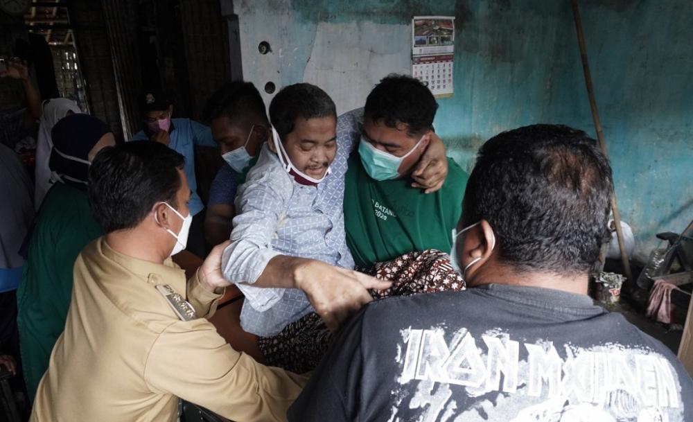 Bupati Batang Evakuasi Warga Sakit Ke RSUD Kalisari