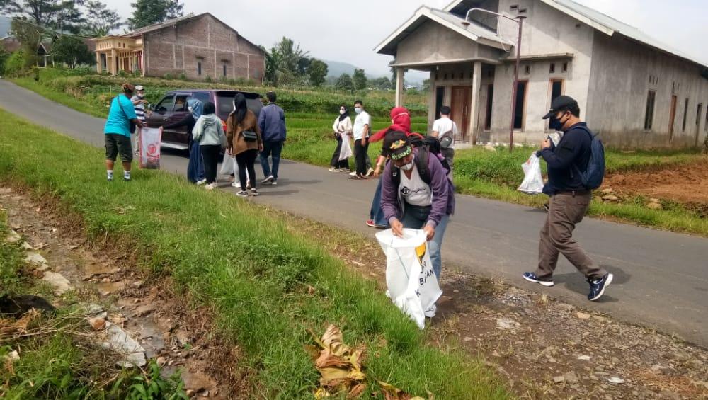 Ubah Prilaku Buang Sampah Sembarang, DLH Batang Edukasi Pungut Sampah 