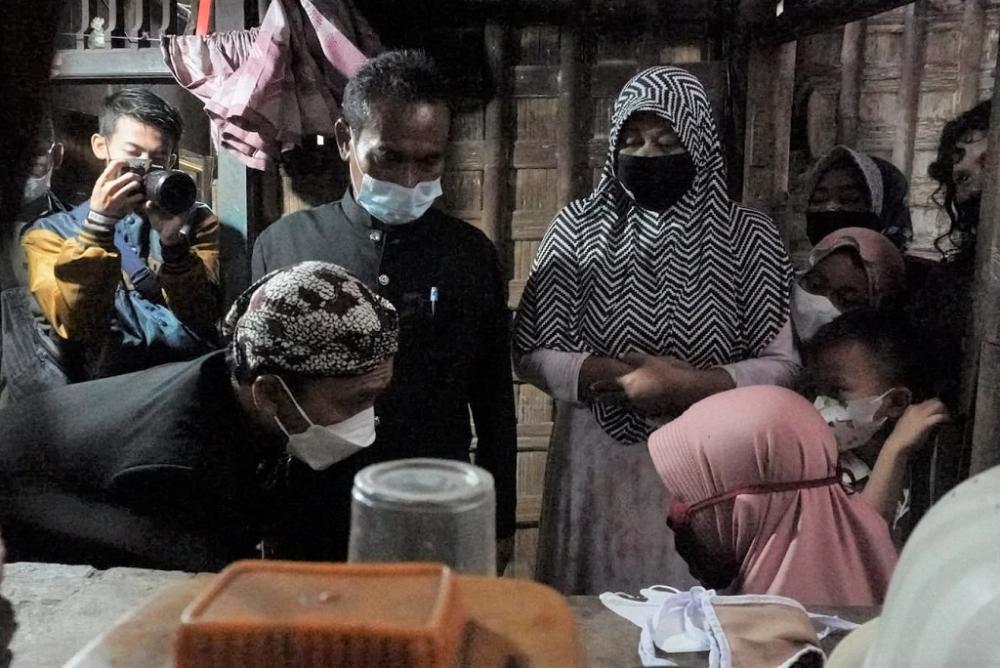 Bupati Batang Lunasi Hutang Warga Yang Kurang Mampu