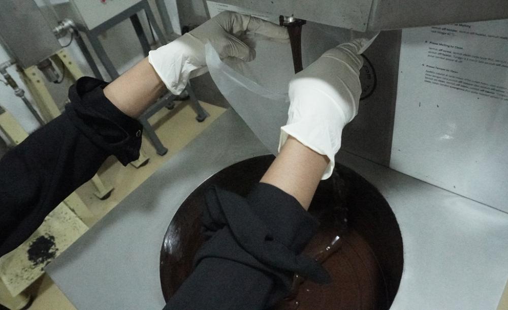 LETAKKAN COKELAT ke PLASTIK