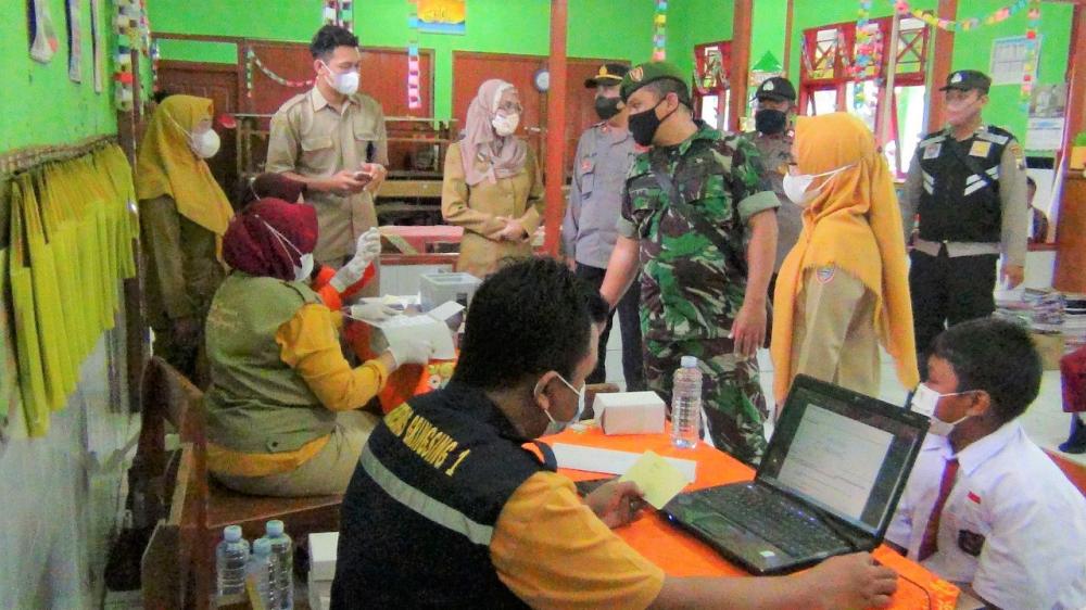 Sinergi TNI/Polri Dampingi Pelaksanaan Vaksinasi Anak