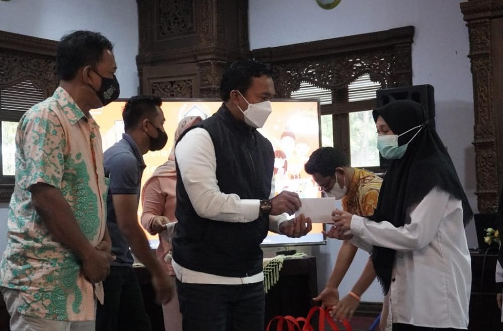 BERIKAN SANTUNAN ANAK YATIM PIATU