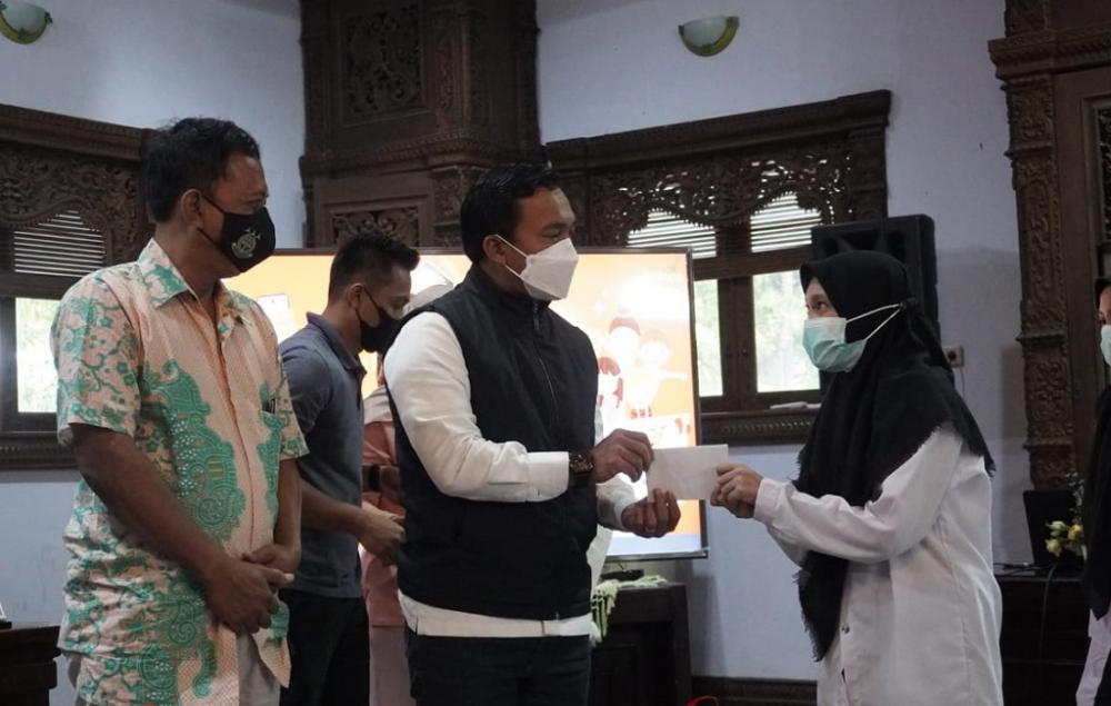 PWI Batang Berikan Santunan Anak Yatim Piatu Untuk Menjaga Asa Anak Negeri