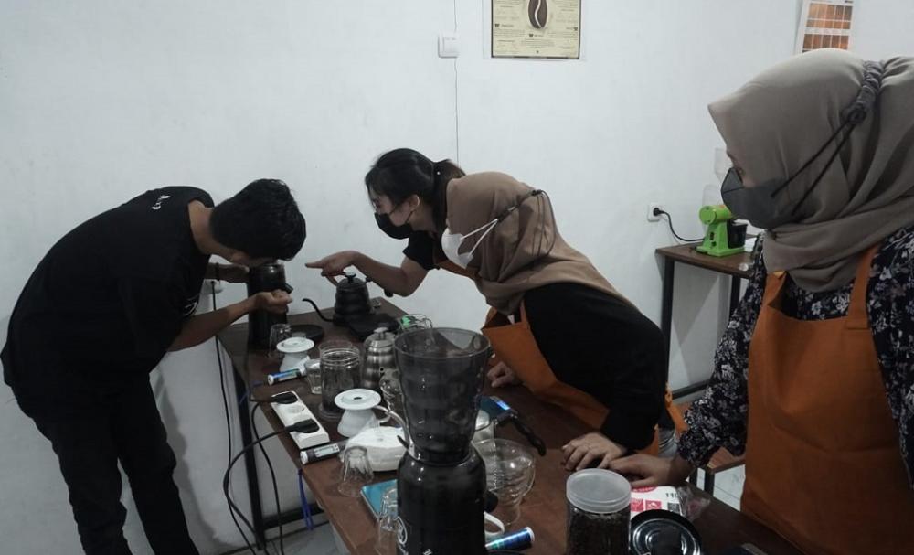 PELATIHAN BARISTA CLASS MANUAL BREW