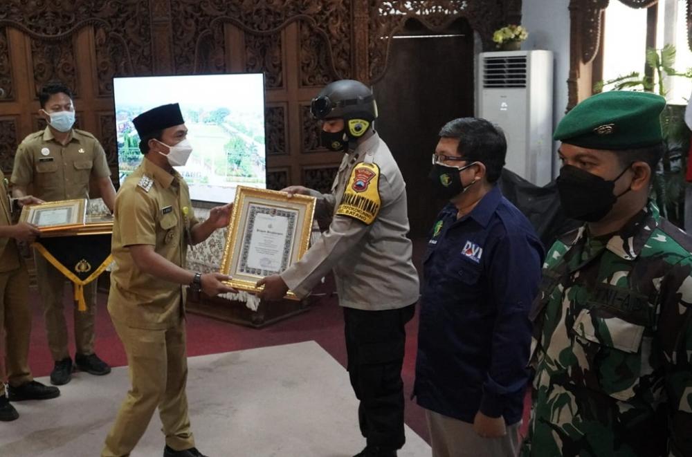 BERIKAN PIAGAM PENGHARGAAN PENANGANAN COVID-19