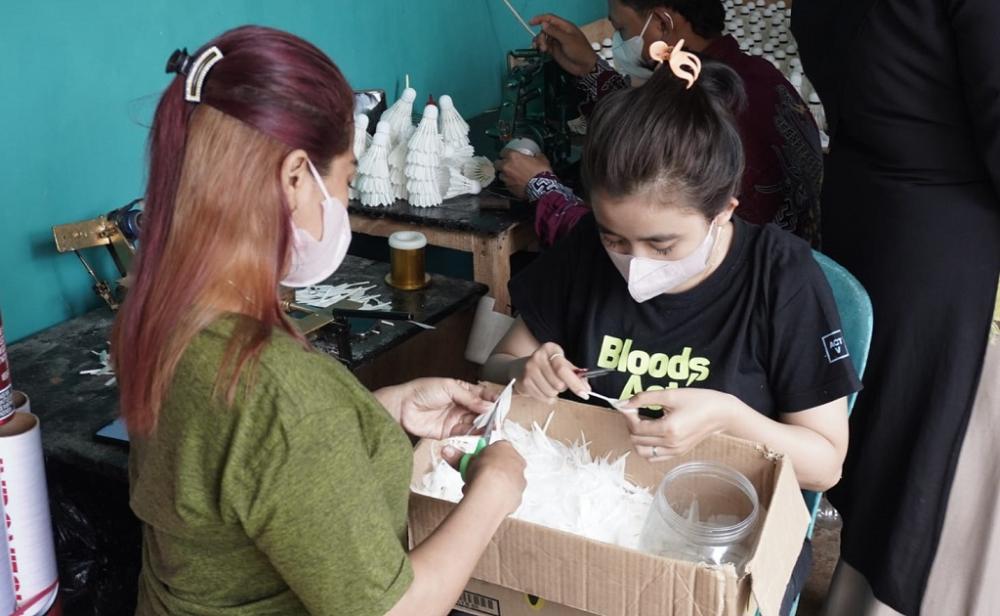 PEMILIHAN BULU SHUTTLECOCK