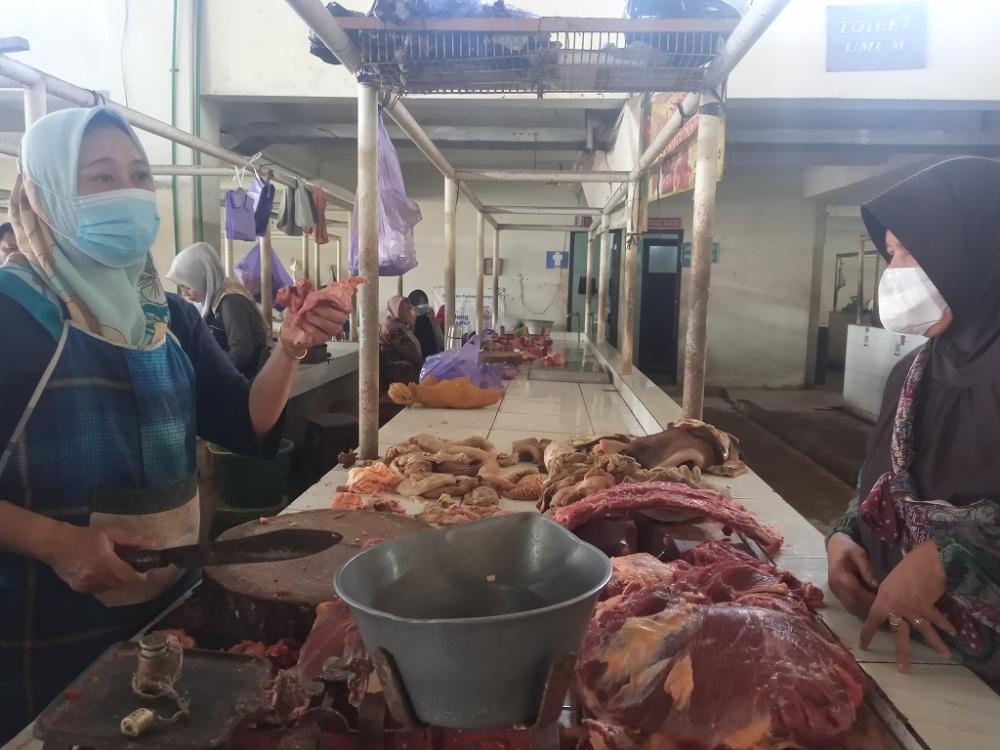 Tak Terjadi Kenaikan, Pedagang Minta Harga Daging Stabil