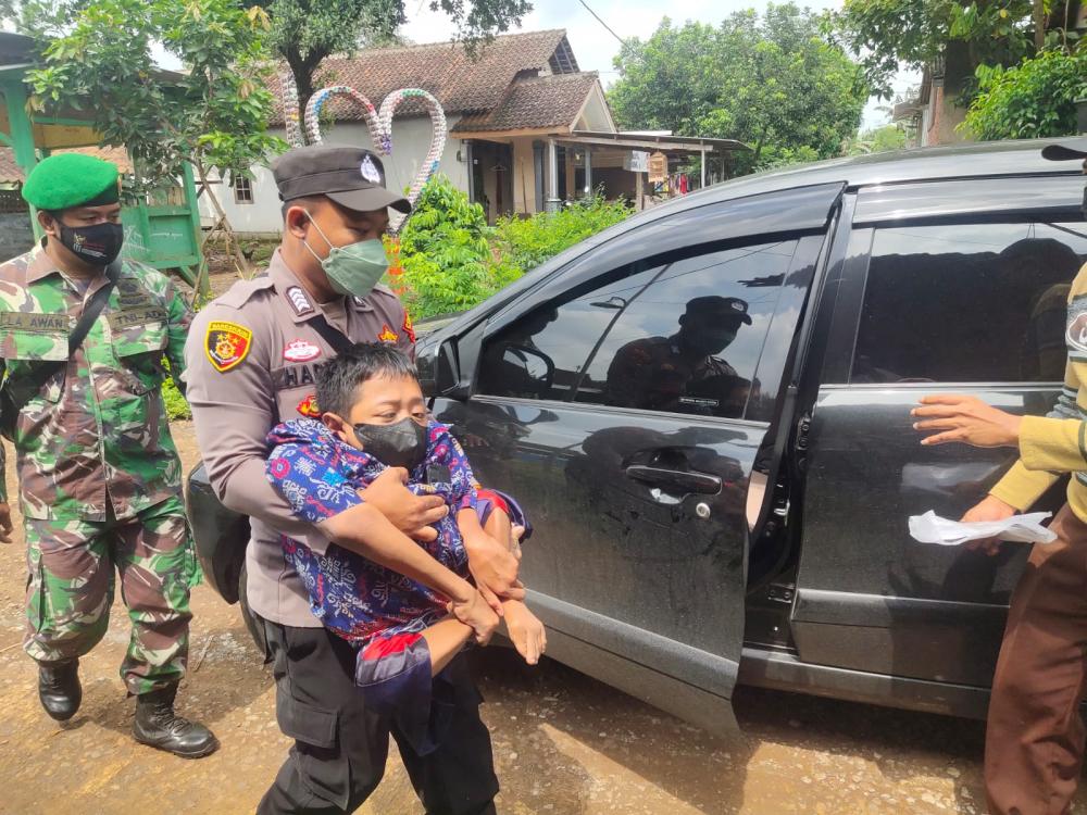 Bripka Hadi Purnomo Fasilitasi Warga Berkebutuhan Khusus Ikuti Vaksinasi