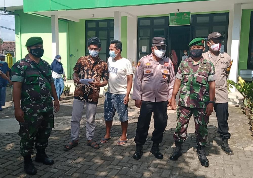 Babinsa Gringsing Dukung Percepatan Vaksinasi di Desa Binaan