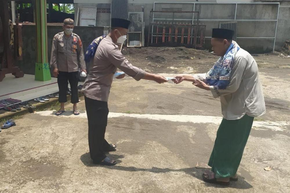 Edukasi Prokes, Polsek Batang Bagikan Masker ke Jamaah Salat