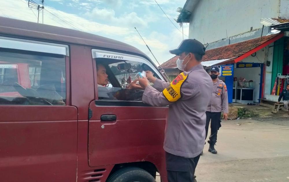 Polsek Bandar Edukasi Pengendara Patuhi Prokes