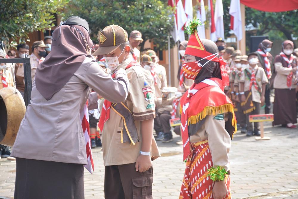 BERIKAN TANDA PENYEMATAN PRAMUKA