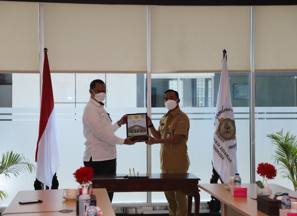 Bupati Batang Serahkan LKPD Ke BPK Jateng