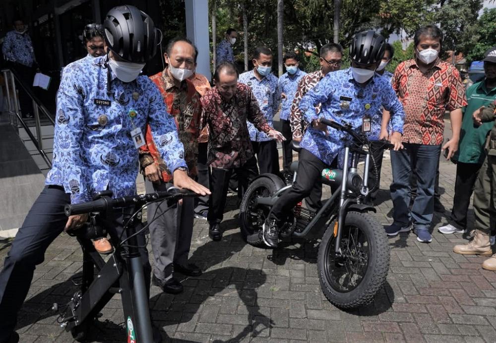 Bupati dan Wakil Bupati Batang Mencoba Mengendarai Sepeda Listrik