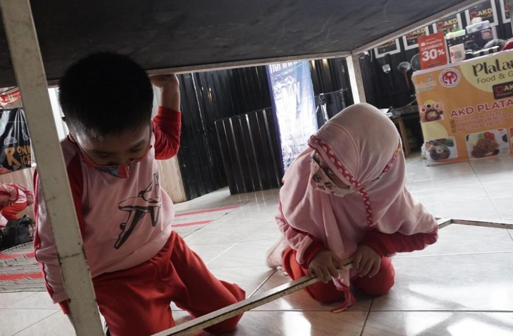 Edukasi Mitigasi Bencana Gempa Bumi Untuk TK Qurrota A Yun Batang