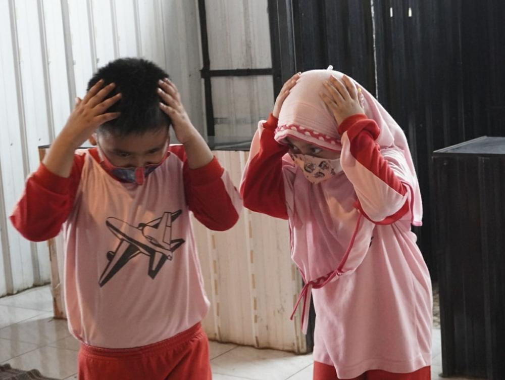 LINDUNGI KEPALA SAAT TERJADI GEMPA