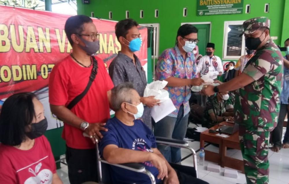 Gandeng Kodim 0736 Batang, Vaksin di RT 3/RW 4 Dapat Bingkisan Paket Sembako 