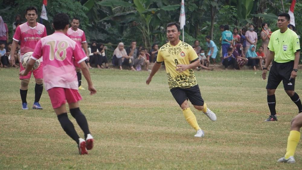 Hari Jadi Batang Ke-56, Bupati Dan Wakil Bupati Batang Tanding Sepak Bola