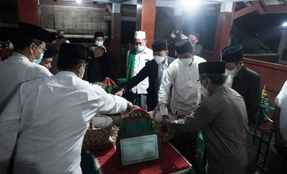 Peringati HUT Batang, Bupati dan Wabup Ziarah Makam Mandurorejo