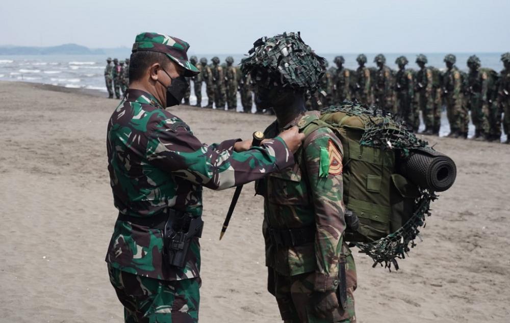 Taruna Akademi Militer Peroleh Brevet Pramuka Yudha Di Pantai Jodo Batang