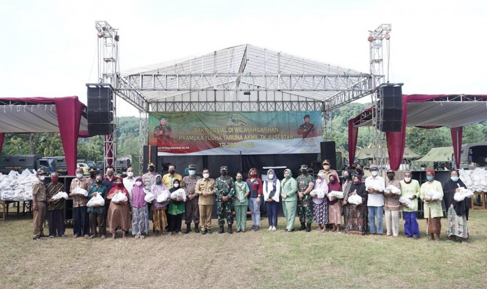Akademi Militer Bagikan 2.500 Paket Sembako dan Sunat Massal di Desa Sidorejo Batang
