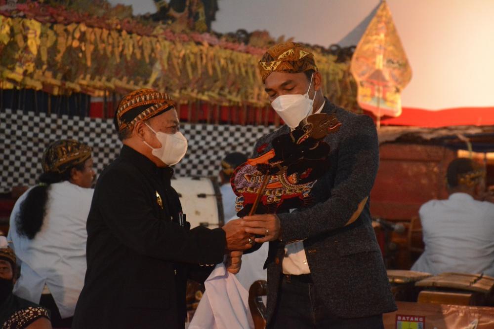 BERIKAN WAYANG KULIT SEBAGAI HADIAH