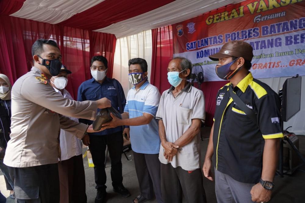 Polres Batang Bersama Komunitas Bagikan Sembako Bagi Penerima Vaksin