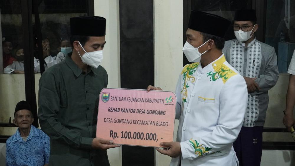 Salat Tarawih Perdana, Bupati Batang Berikan RTLH Kepada Warganya 