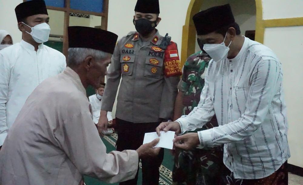 BERIKAN BANTUAN SOSIAL