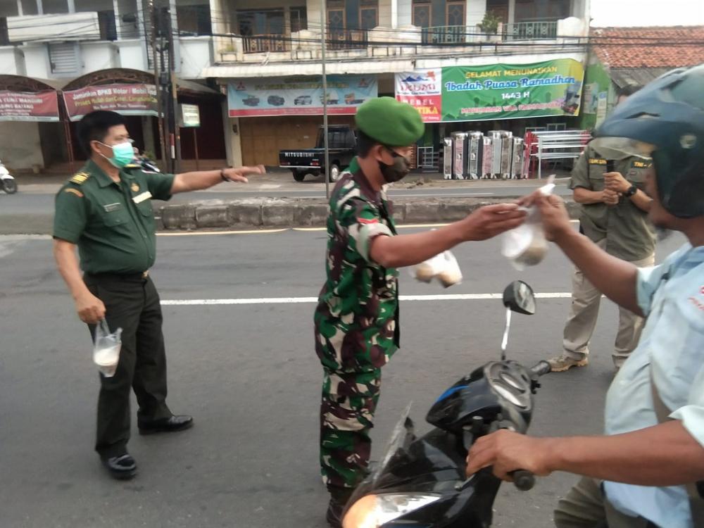 Kodim 0736 Batang Berbagi Takjil Bagi Warga yang Membutuhkan