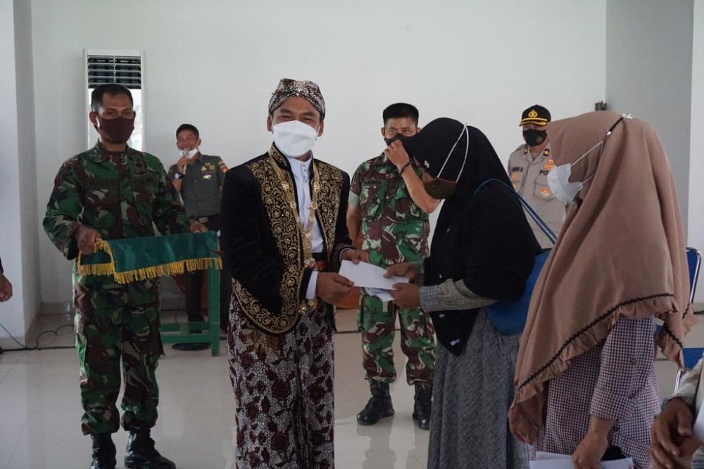 TNI Bersama Forkopimda Berikan Bantuan BTPKLWN