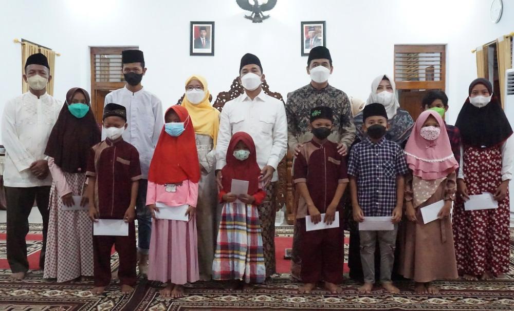 Bupati dan Wakil Bupati Batang Berikan Santunan Kepada 1.500 Anak Yatim 