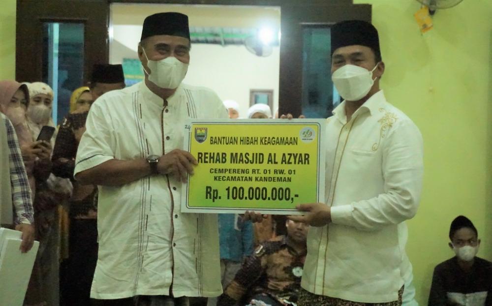 Salat Tarawih Ukhuwah di Desa Juragan, Bupati Batang Serahkan Bantuan Ratusan Juta 