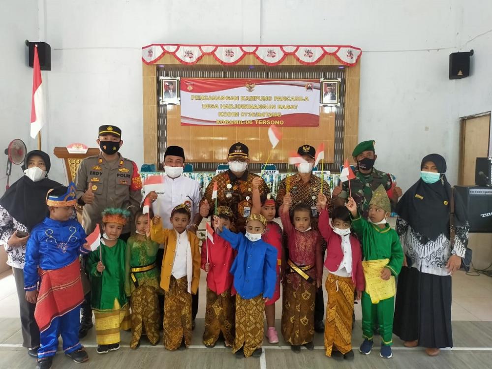 Pakaian Adat Warnai Kampung Pancasila Harjowinangun Barat