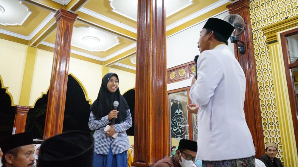 Bupati Batang Berikan Beasiswa Warga Kurang Mampu 