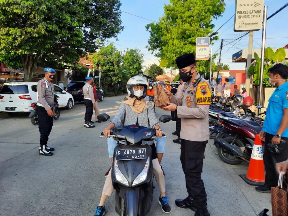 Dikira Ada Razia, Ternyata Polisi Berbagi Takjil