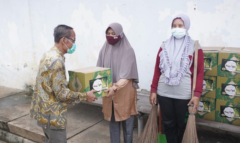282 Tenaga Kebersihan Batang Terima Bingkisan Lebaran Dari Kadin Dan PAP