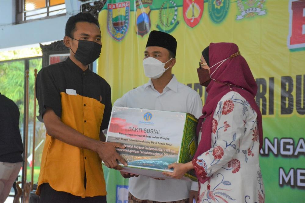 Peringati Hari Buruh Internasional, Bupati Batang Bagi Paket Sembako