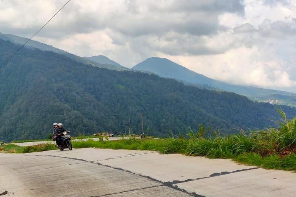 Bupati Batang Serahkan Biaya Perbaikan Jalan Tol Kayangan Ke Provini Jateng 