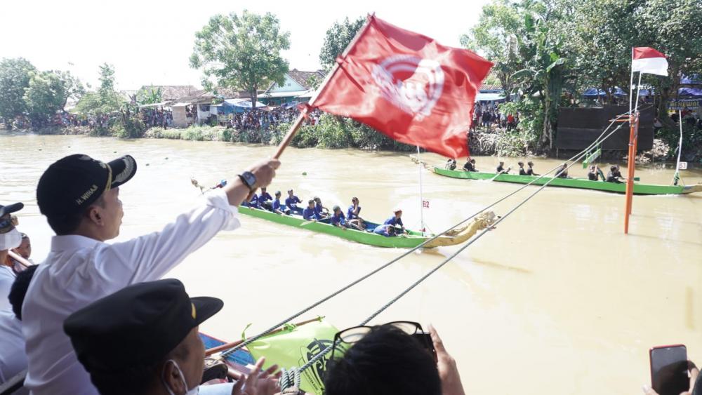 Tradisi Unik Nelayan Klidang Lor Batang Adakan Lomba Dayung
