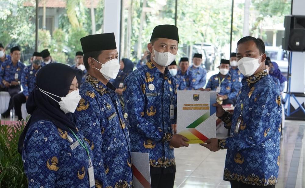 121 Kepala Sekolah SMP, SD, TK Batang Terima SK Pengangkatan