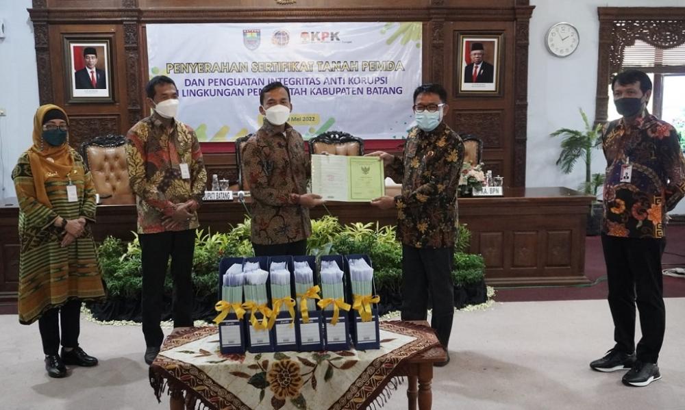 Bupati Batang Penuhi Janji Selesaikan Sertifikat Tanah Ke Kepala Korwil VII KPK