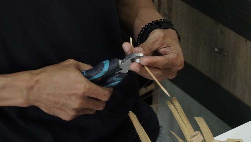 POTONG ANYAMAN BAMBU SESUAI UKURAN